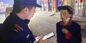老人深夜迷路 民警暖心救助