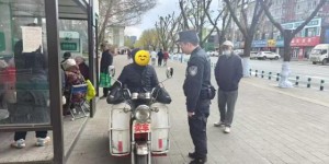 双城分局人民广场警务站为迷路老人指引方向