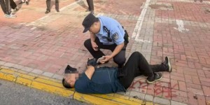 老人突发疾病 民警熟练处置