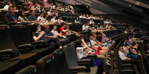 国家电影局建议适度减少美国影片进口数量，近年来好莱坞电影面临挑战
