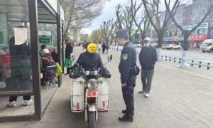 双城分局人民广场警务站为迷路老人指引方向
