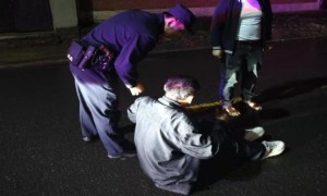 男子雨天醉卧路边，通河公安暖心救助